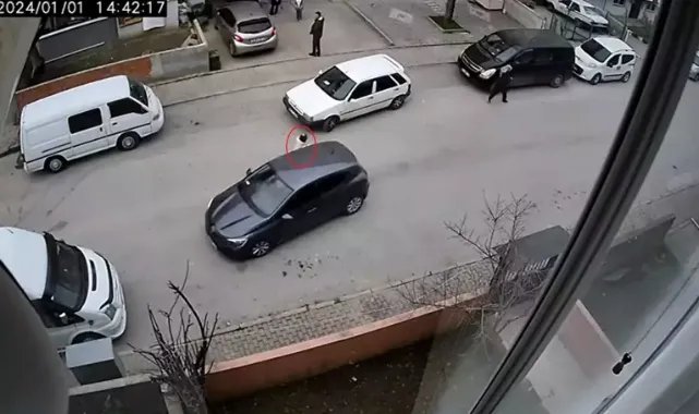 Çocuk, sürücünün manevrasıyla aracın altında kalmaktan kurtuldu