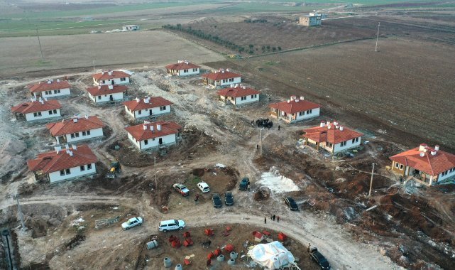 Deprem sonrası yapılan köy evleri havadan görüntülendi