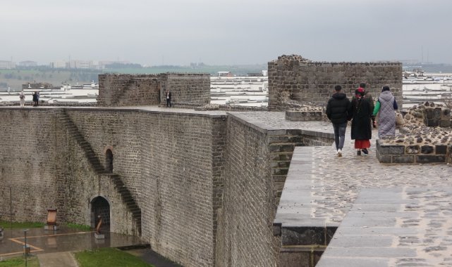 Diyarbakır’ın tarihi surlarında fotoğraf tehlikesi