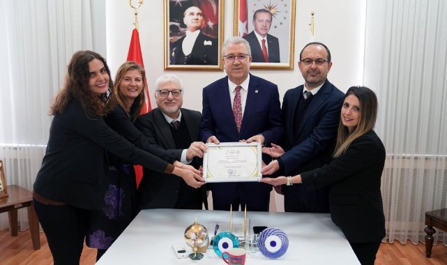 Ege Üniversitesinin Greenmetric Başarı Sertifikası Rektör Prof. Dr. Budak’a takdim edildi
