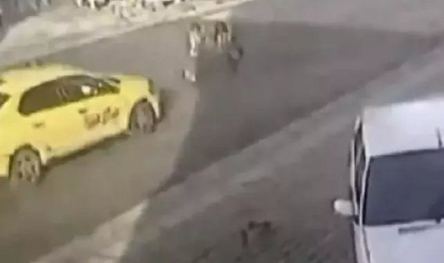 El ele tutuşup karşıya geçen 2 ilkokul öğrencisine taksi çarptı; kaza kamerada