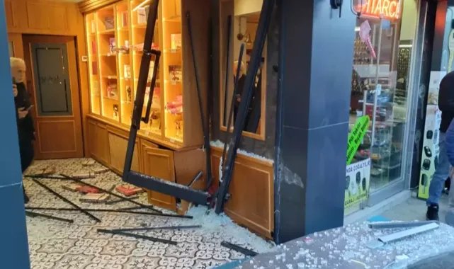 El freni çekilmeyen otomobil çikolata dükkanına girdi