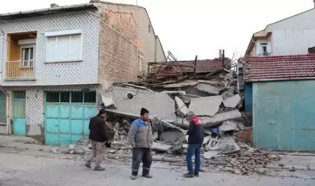 Eskişehir'de iki katlı boş bina çöktü