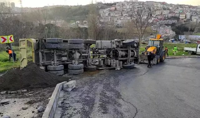 Eyüpsultan'da hafriyat kamyonu devrildi