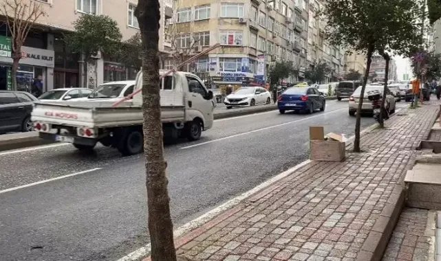 Fatih&#039;te motokuryeye çarpan sürücü araçtan rica üzerine indi