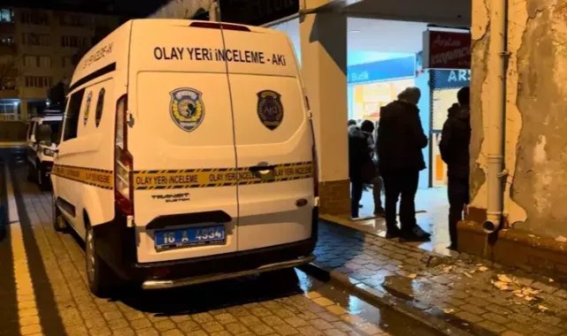 Girdikleri kuyumcudan 500 bin TL’lik altın çaldılar