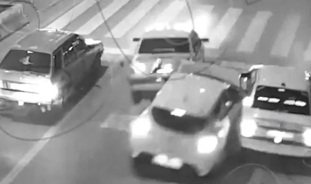 Hızını alamayan otomobil, kırmızı ışıkta bekleyen araçların arasına daldı