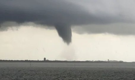 İzmir açıklarında dev hortum oluştu