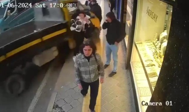 İzmir’de kamyonet yayalara çarpıp iş yerine daldı: 5 yaralı