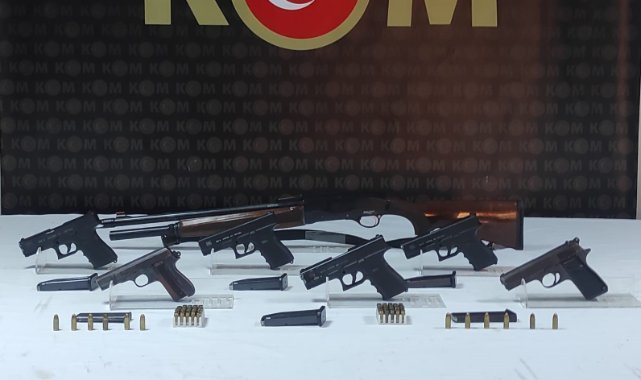 İzmir'de silah tacirinin evine polis baskını