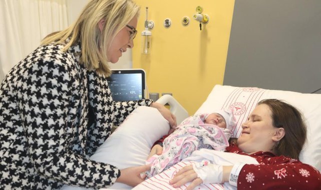 İzmir'de yeni yılın ilk bebeği Yüsra Güleç oldu