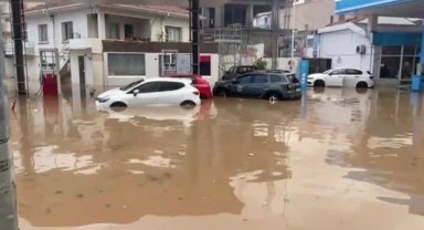 İzmir'i sağanak vurdu: Yollar göle döndü, araçlar suya gömüldü