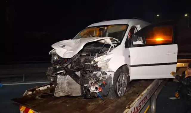 Kaçak göçmenleri taşıyan araç, polis aracına çarptı