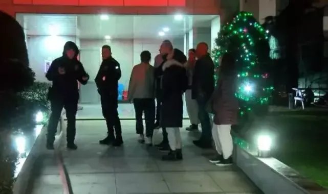 Kadıköy&#039;de 10 katlı binada yangın çıktı