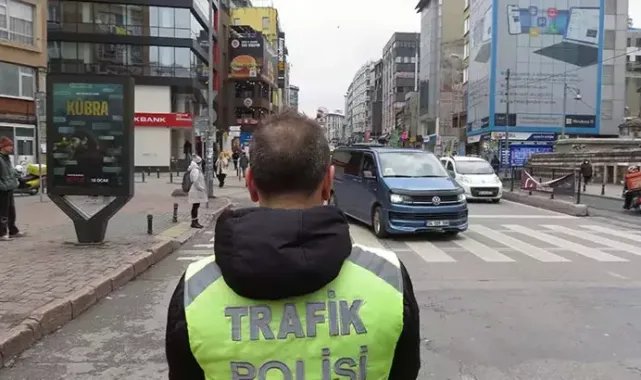 Kadıköy'de yayalara geçiş hakkı vermeyen sürücülere ceza