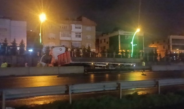 Kağıt gibi ezilen tırdan sağ kurtuldular