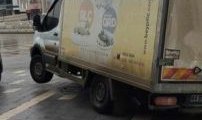 Kamyonetin çıktığı kaldırım çöktü