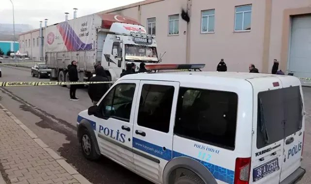Kamyonla geri manevra yaparken 12 yaşındaki çocuğunu ezdi