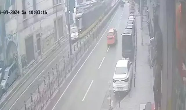 Karaköy'de tramvay kamyoneti metrelerce sürüklendi