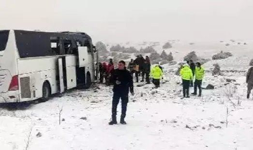 Kars'ta, 2 otobüs ve 1 kamyonun karıştığı kazada 2 ölü, 8 yaralı