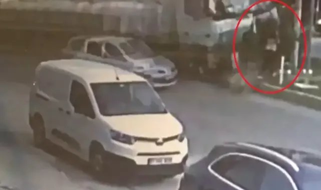 Kazaya karışan TIR'ın altında kalmaktan son anda kurtuldu