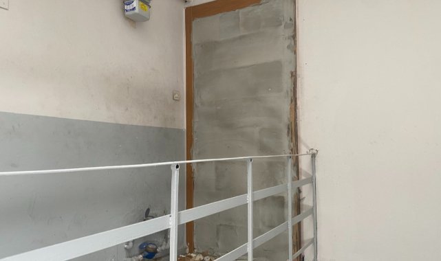 Kentsel dönüşüm nedeniyle boşaltılan bir eve hırsız girince ev sahibi kapıya duvar ördü
