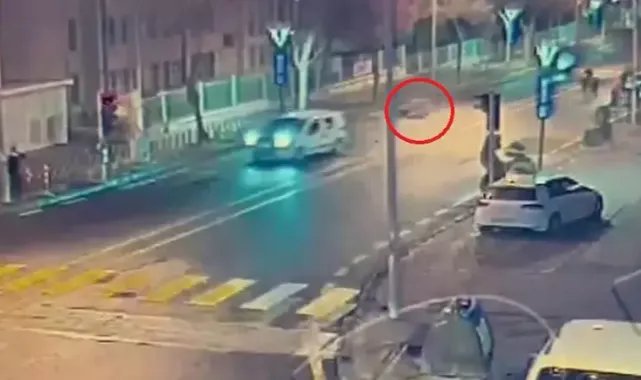 Kiracısıyla kavga eden iş yeri sahibi, aracıyla polise çarptı