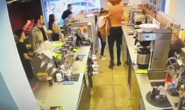 Kız arkadaşının kahve bardağına gülücük çizen baristayı dövdü