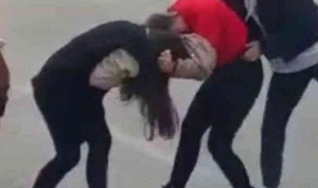 Kız öğrenciler kavga etti, arkadaşları izledi