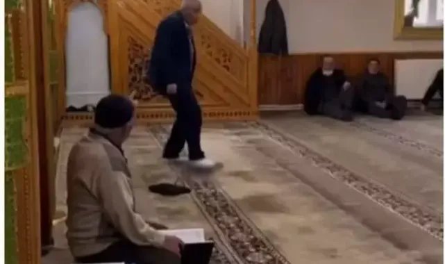 Kur'an-ı Kerim'i 3 kez kez öptükten sonra ayağı ile bastı, gözaltına alındı