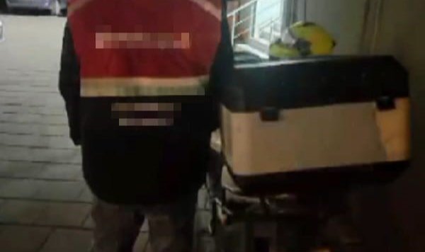 Motokurye kılığına giren torbacı yakalandı