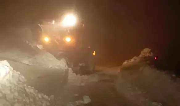 Muş'ta kar ve tipi; karayolunda mahsur kalan 35 kişi 3 saatte kurtarıldı