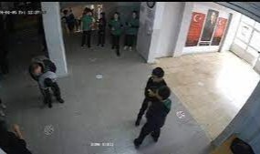 Nefes borusuna yemek kaçan öğrencisini 'Heimlich' manevrasıyla kurtardı