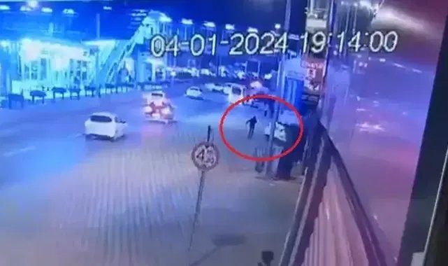 Otomobil iş yerine çarptı