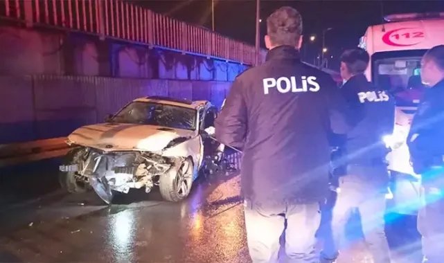 Otomobil yol ayrımındaki bariyere çarptı