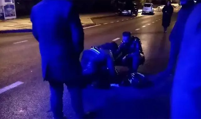 Otomobille çarparak yaraladığı yayanın yanında ağladı