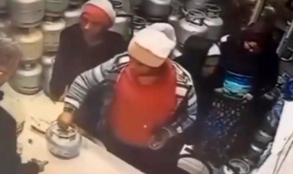 Piknik tüpünü saniyeler içerisinde eteğinin altına sokup çaldı