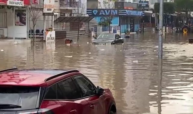 Sağanağın vurduğu İzmir Dikili’de okullar yarım gün tatil edildi