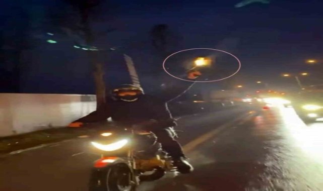Seyir halindeki motosikletten havaya ateş açtı