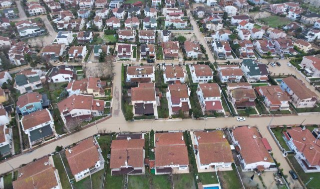 Silivri’de Altınorak Sitesi’ni yine su bastı, yollar göle döndü