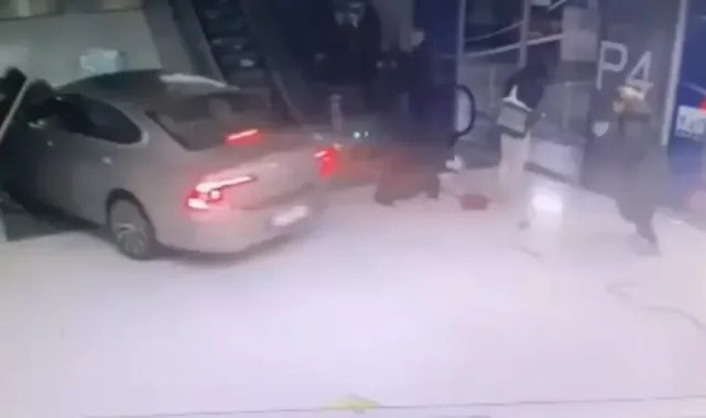 Şişli'de otomobil AVM'nin yürüyen merdivenine daldı
