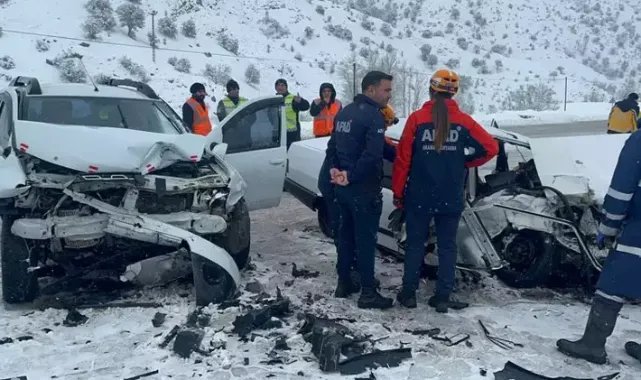 Sivas'ta 2 otomobil çarpıştı