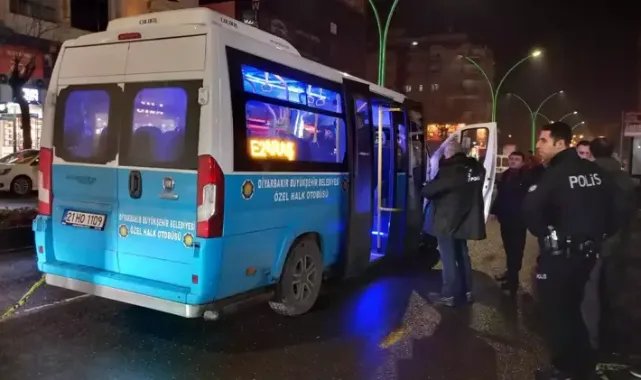 Sokakta rastgele ateşlediği tabancadan çıkan kurşunlar, minibüs sürücüsü ile yayaya isabet etti