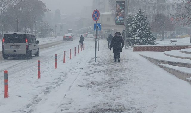 Tekirdağ’da yoğun kar tipiyle sürüyor