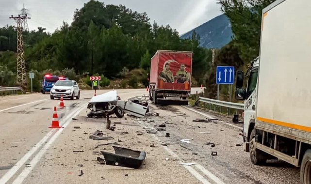 Tırla çarpışan Tofaş ortadan ikiye ayrıldı