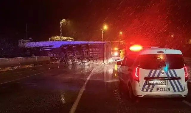 Tokat’ta buzlanma nedeniyle tomruk yüklü TIR devrildi, yol ulaşıma kapatıldı