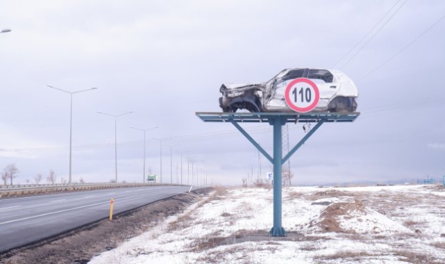 Trafik kazalarını önlemek için hurda araçlarla ilginç farkındalık