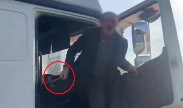 Trafikte tartıştığı adama çekiçle saldırdı