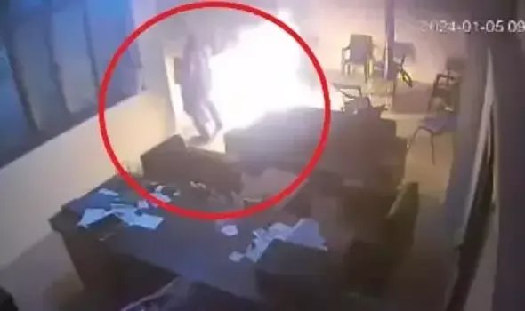 Tutuşturmak için sobaya benzin döktü; kedisiyle birlikte yanmaktan kurtarıldı