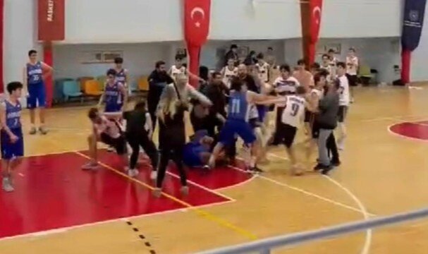 U16 karşılaşmasında basket sahası boks ringine döndü